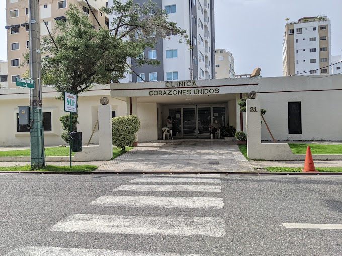 Entrada principal de la Clínica Corazones Unidos.