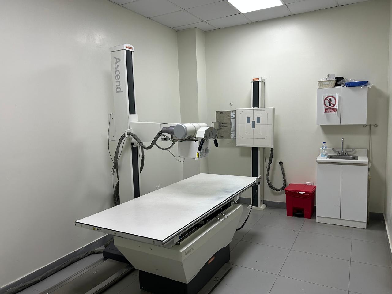 Sala de rayos X con equipo radiográfico y mesa flotante instalados.